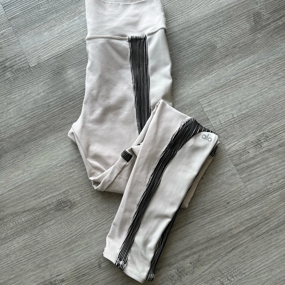 Alo yoga Electric Legging in Bone ALO Sz L 🏃🏻‍♀️ workout 🏋🏽‍♀️
